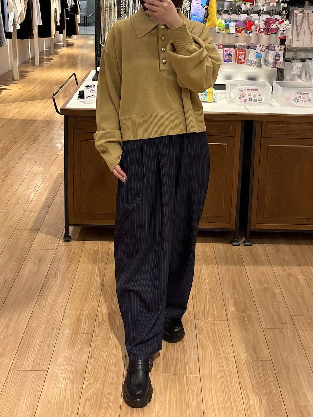 ブルー系のその他パンツ、ブラック系のローファー、イエロー系のニット/セーターを着用したレディースの冬コーディネートの3枚目の写真