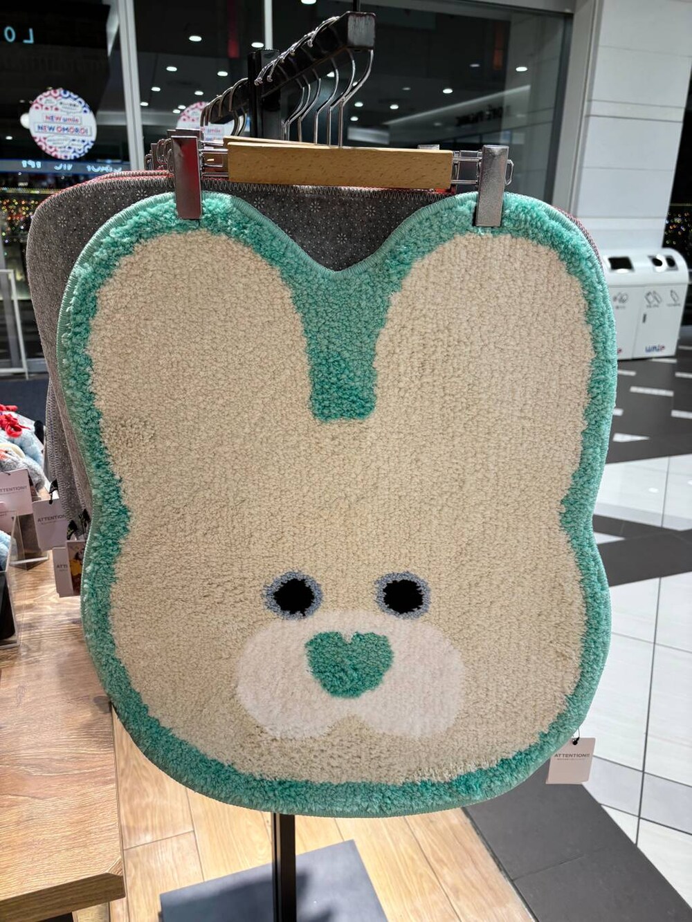 レッド系のラグ/マット、ブルー系のラグ/マット、ホワイト系のラグ/マットを着用したレディースの秋コーディネートの2枚目の写真