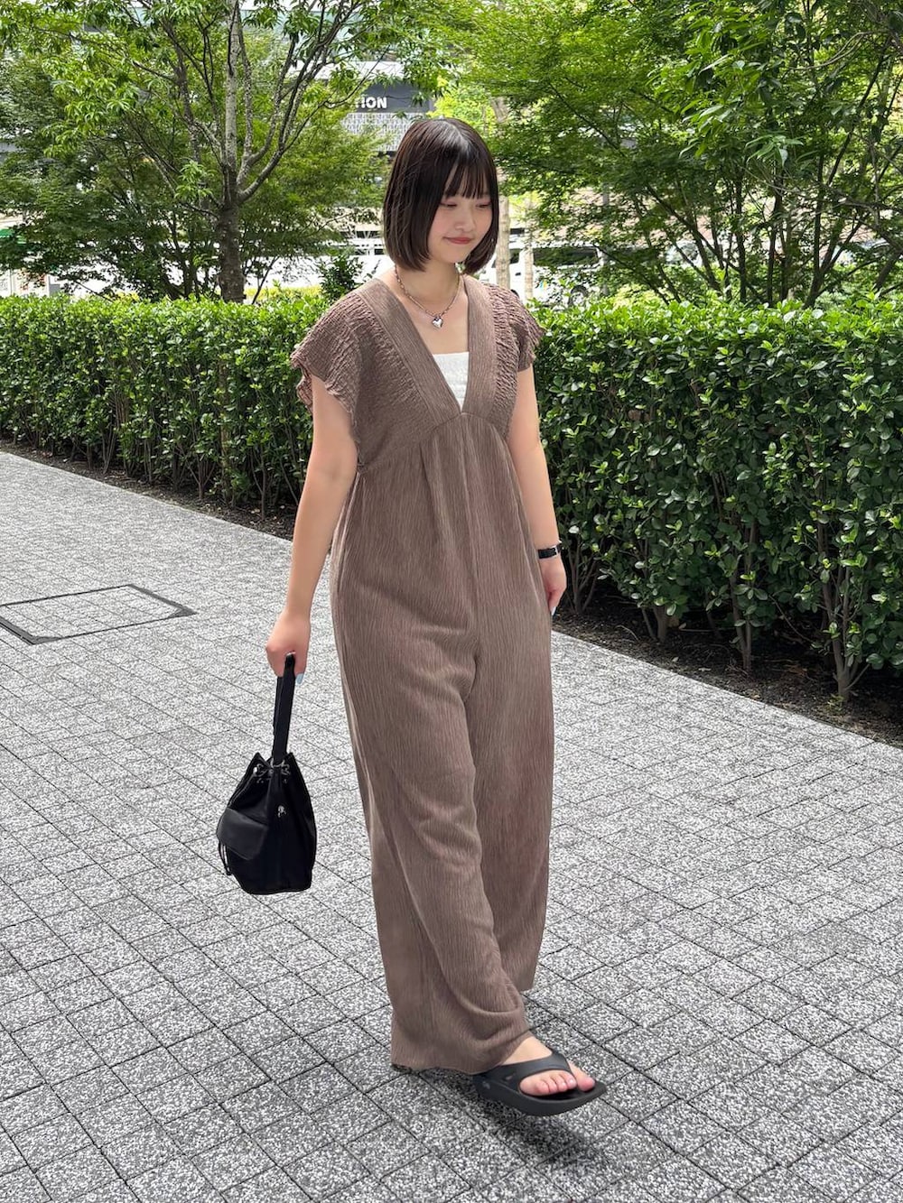 ベージュ系のサロペット/オーバーオールを着用したレディースの夏コーディネートの4枚目の写真