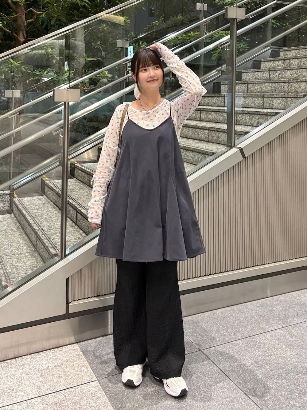 グレー系のスカート、ホワイト系のTシャツ/カットソー、ブラック系のその他パンツを着用したレディースの秋コーディネートの3枚目の写真