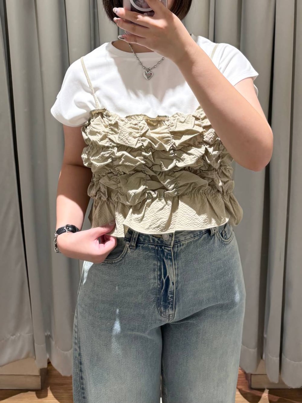 ホワイト系のTシャツ/カットソー、ベージュ系のベスト、ブルー系のデニムパンツを着用したレディースの夏コーディネートの2枚目の写真