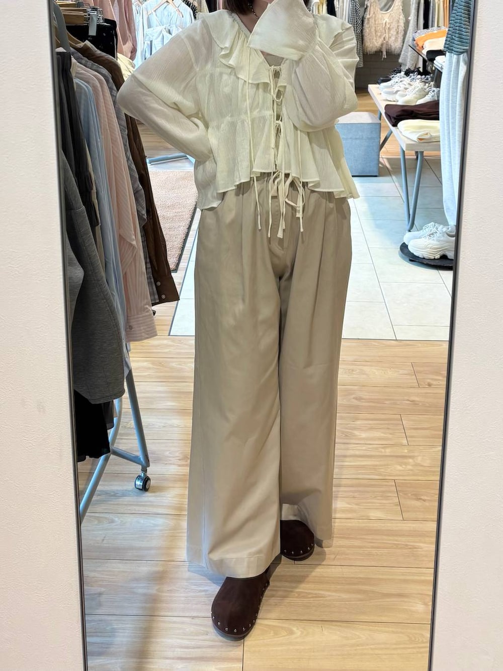 シルバー系のタンクトップ、ベージュ系のデニムパンツ、ホワイト系のシャツ/ブラウスを着用したレディースの春コーディネートの3枚目の写真