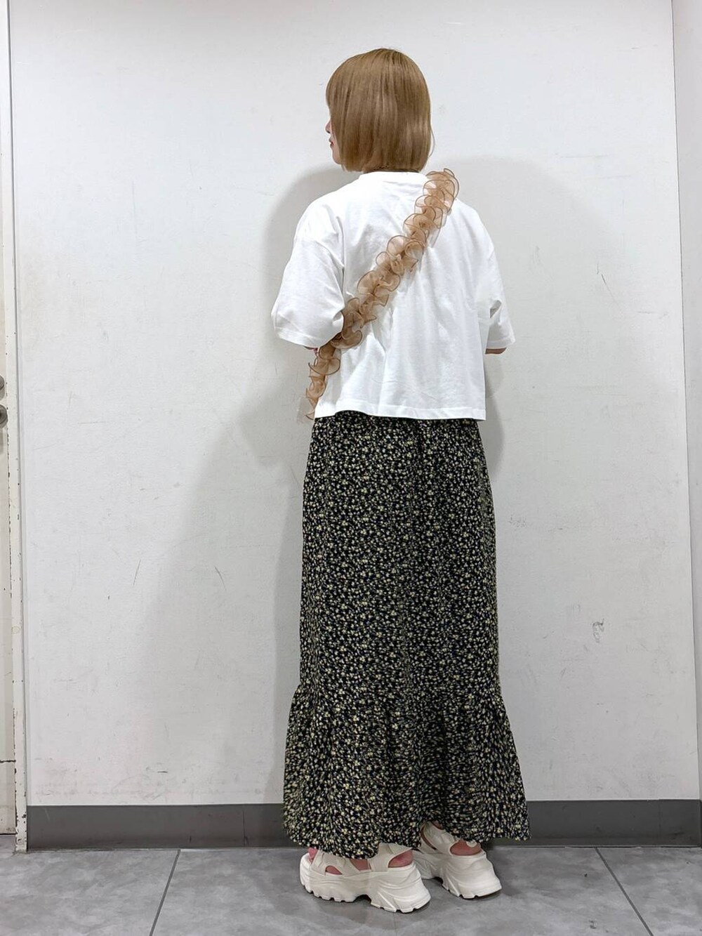 ホワイト系のサンダル、その他のワンピース、ホワイト系のTシャツ/カットソーを着用したレディースの夏コーディネートの3枚目の写真