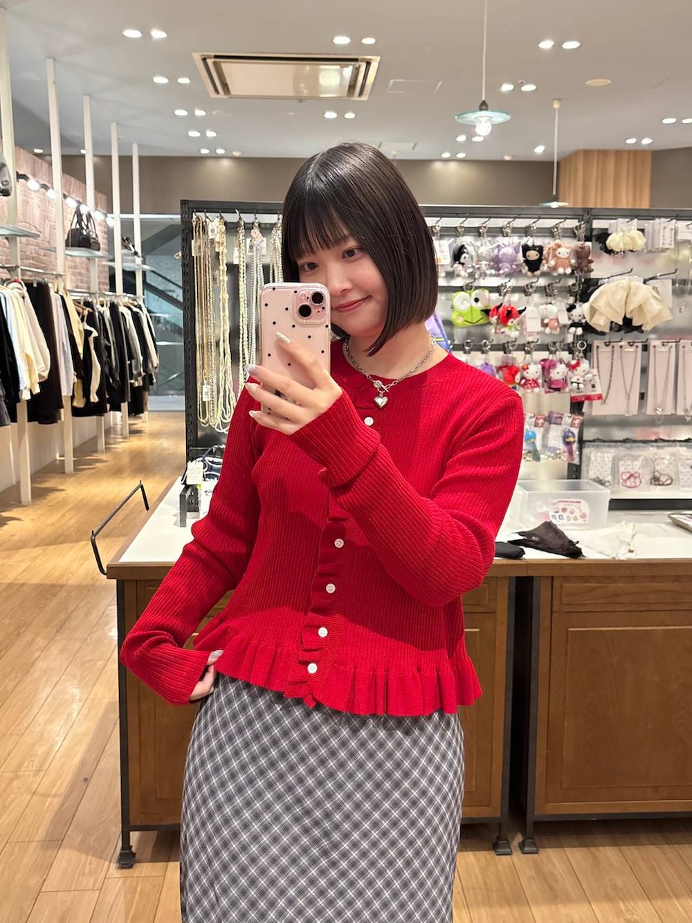 ブラック系のローファー、レッド系のTシャツ/カットソー、グレー系のスカートを着用したレディースの冬コーディネートの2枚目の写真