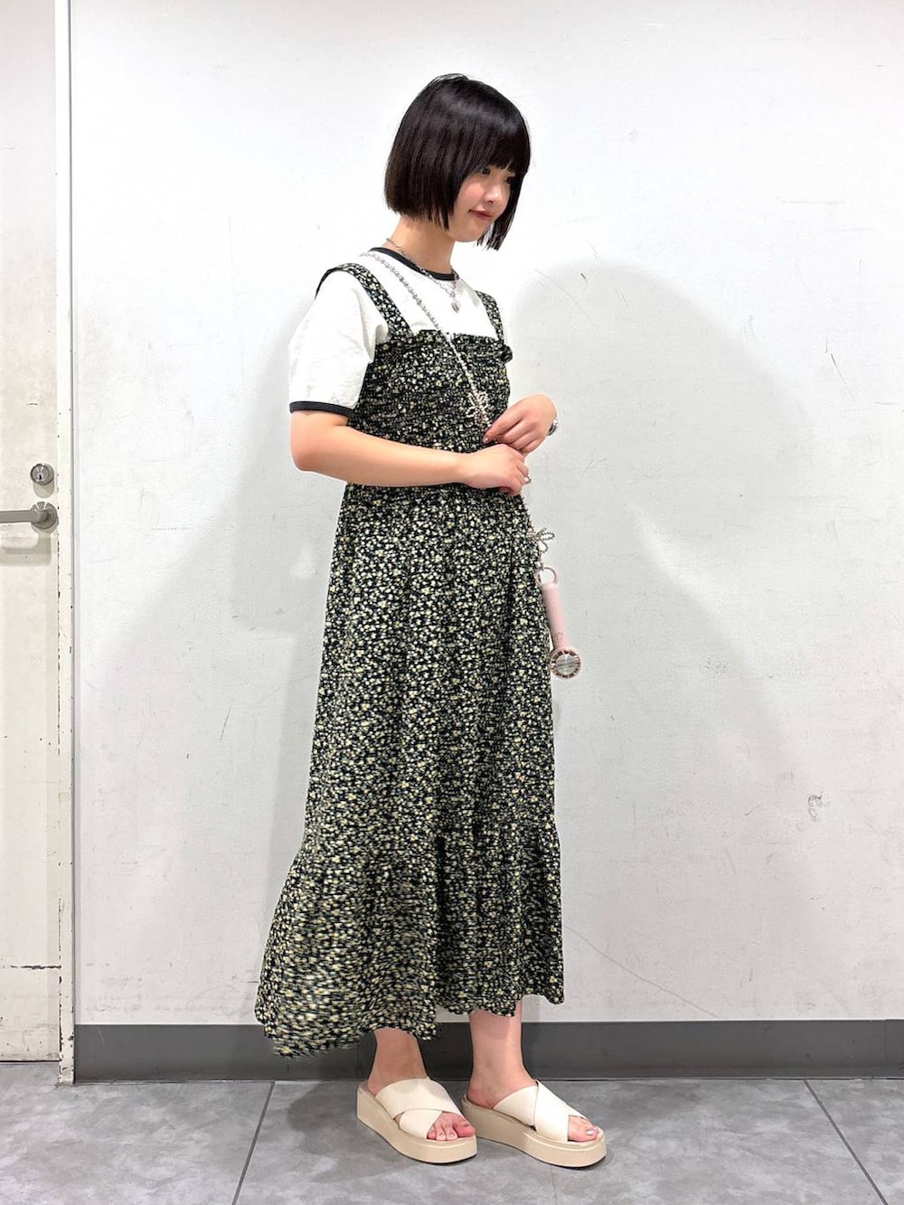 その他のワンピース、ホワイト系のサンダル、ブラック系のTシャツ/カットソーを着用したレディースの夏コーディネートの2枚目の写真