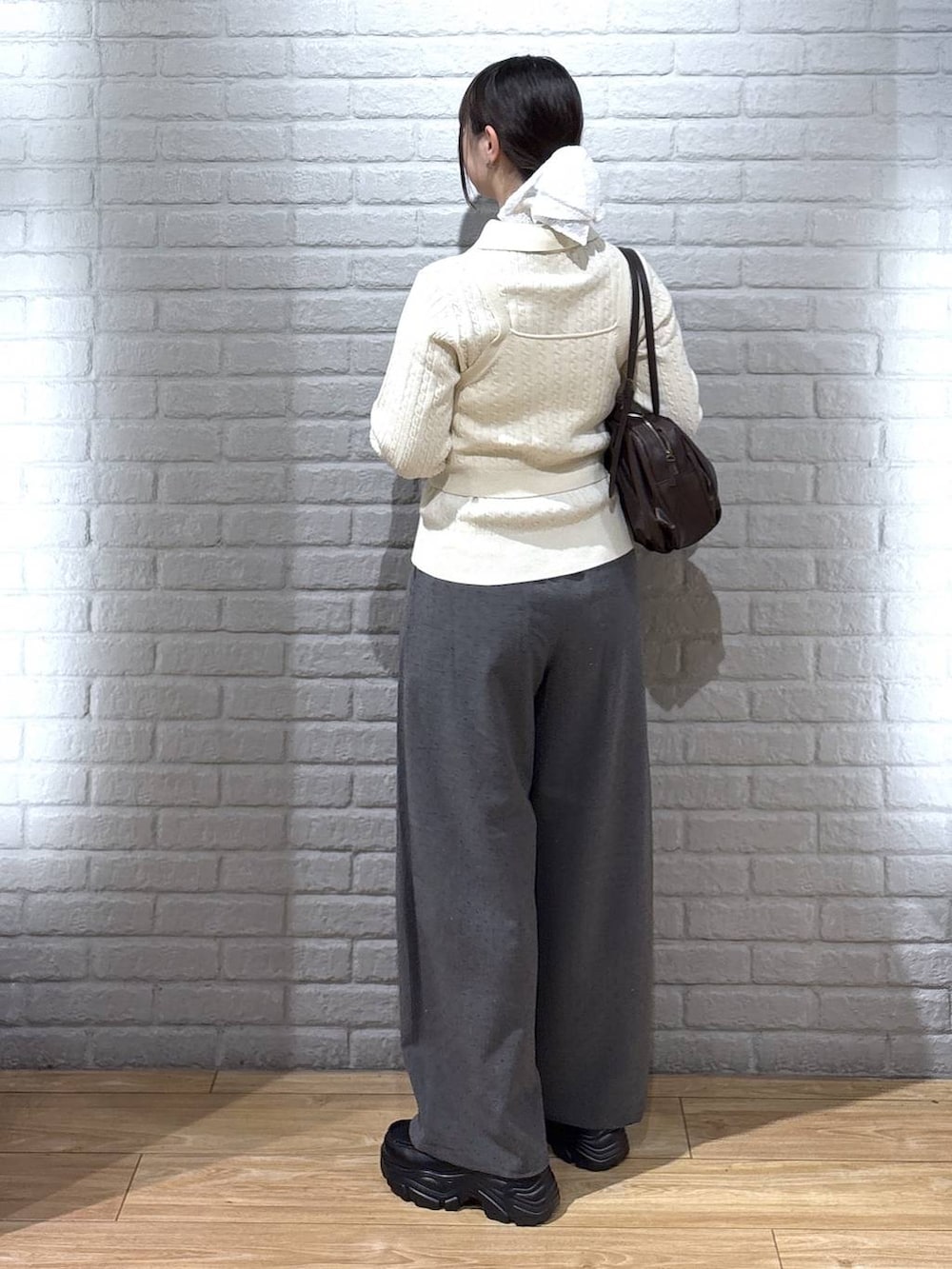 ブラウン系のボストンバッグ、グレー系のその他パンツ、ブラック系のローファーを着用したレディースの秋コーディネートの3枚目の写真