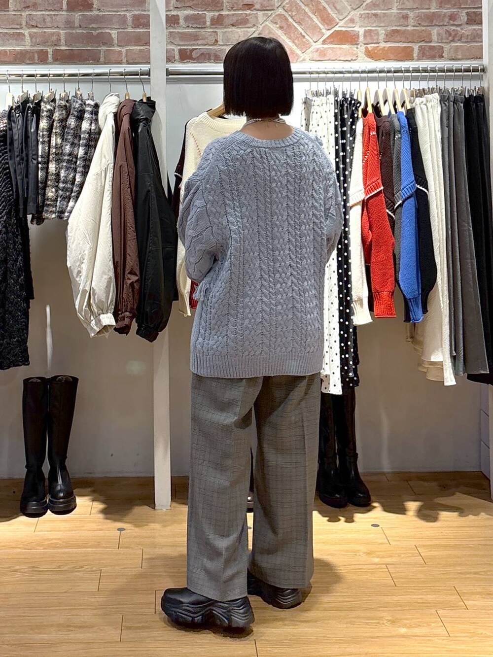 ブラック系のブーツ、その他のその他パンツ、ブラウン系のボストンバッグを着用したレディースの冬コーディネートの3枚目の写真