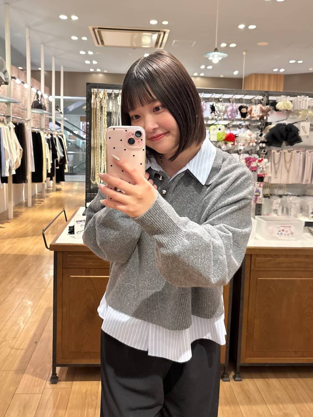 ブラック系のその他パンツ、ブラック系のローファー、ブルー系のシャツ/ブラウスを着用したレディースの冬コーディネートの2枚目の写真