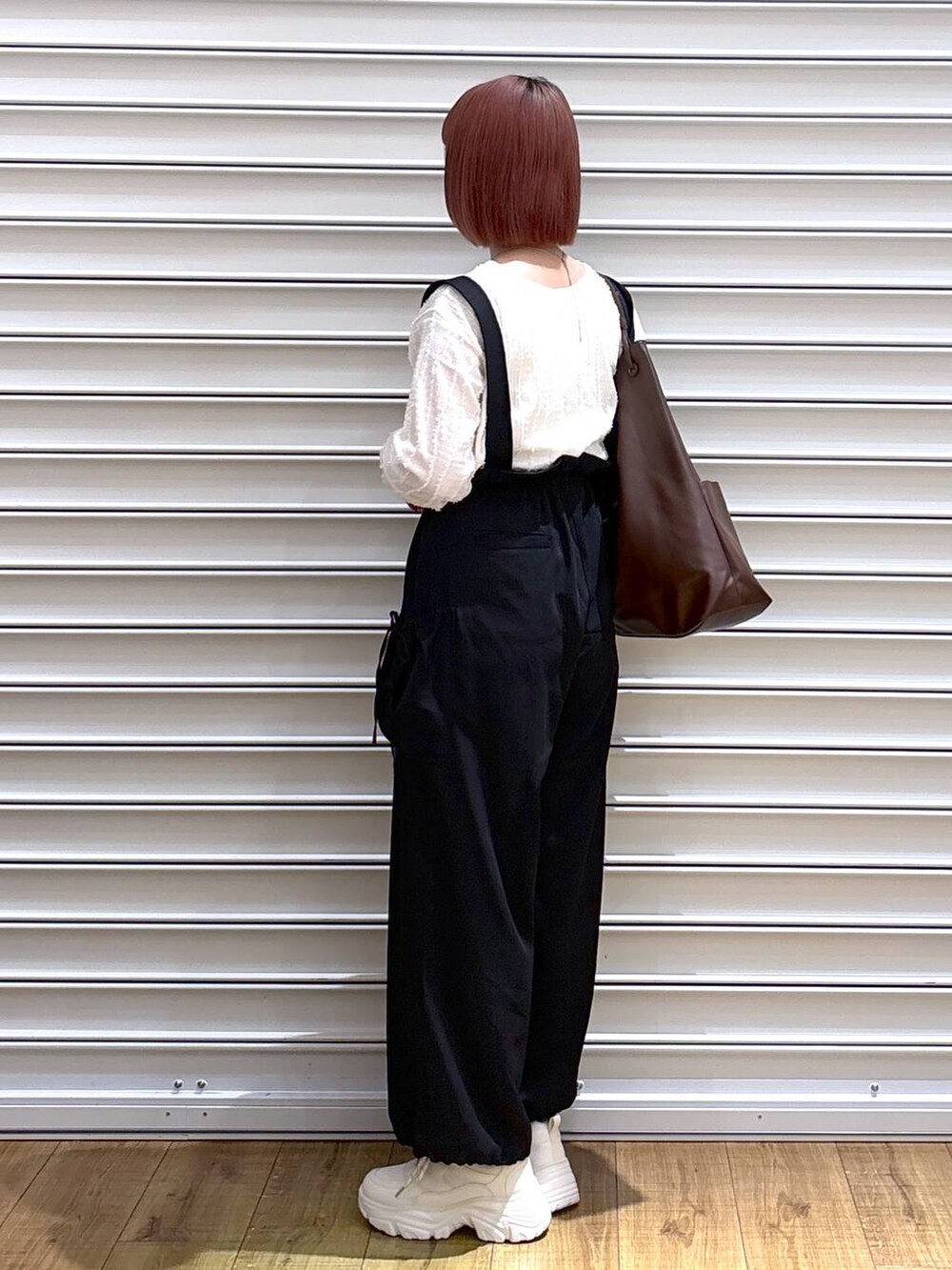 ベージュ系のTシャツ/カットソー、ホワイト系のスニーカー、ブラウン系のトートバッグを着用したレディースの春コーディネートの3枚目の写真