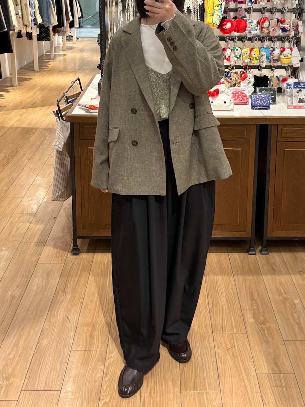 ブラック系のその他パンツ、ブラウン系のテーラードジャケット、ブラウン系のローファーを着用したレディースの春コーディネートの3枚目の写真