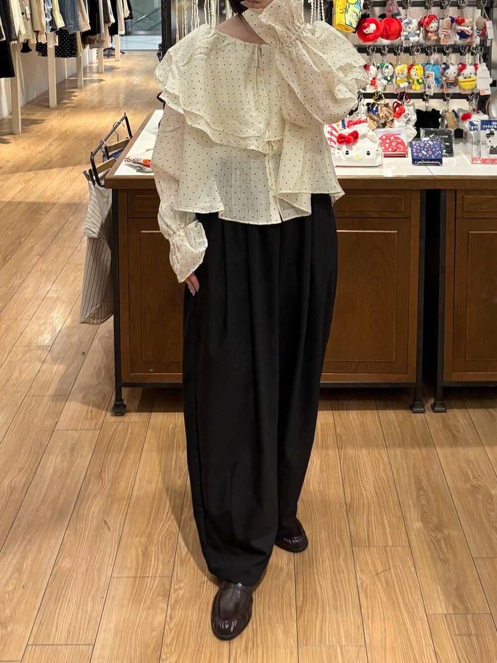 ブラック系のその他パンツ、ブラウン系のローファーを着用したレディースの春コーディネートの3枚目の写真