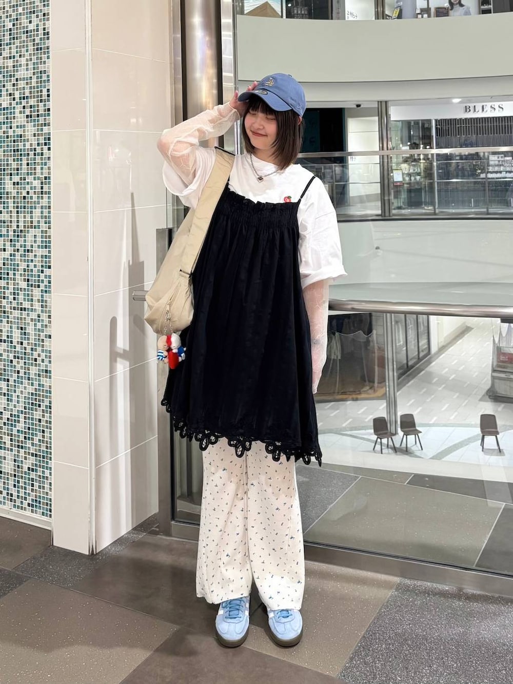 ホワイト系のその他パンツ、ブラック系のワンピース、ホワイト系のショルダーバッグを着用したレディースの春コーディネートの3枚目の写真