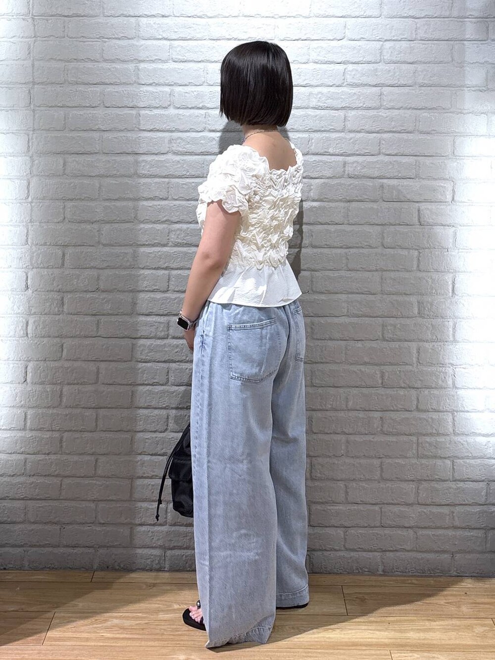 ホワイト系のシャツ/ブラウス、ブルー系のデニムパンツ、ブラック系のサンダルを着用したレディースの夏コーディネートの3枚目の写真