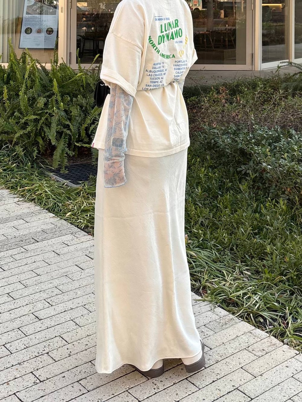 ホワイト系のスカートを着用したレディースの春コーディネートの5枚目の写真