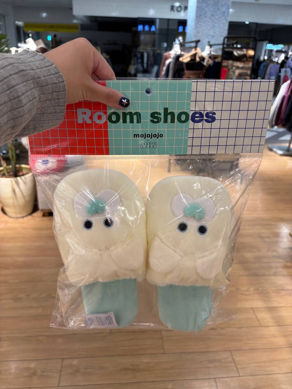 レッド系のルームシューズ/スリッパ、ブルー系のルームシューズ/スリッパ、ホワイト系のルームシューズ/スリッパを着用したレディースの秋コーディネートの3枚目の写真