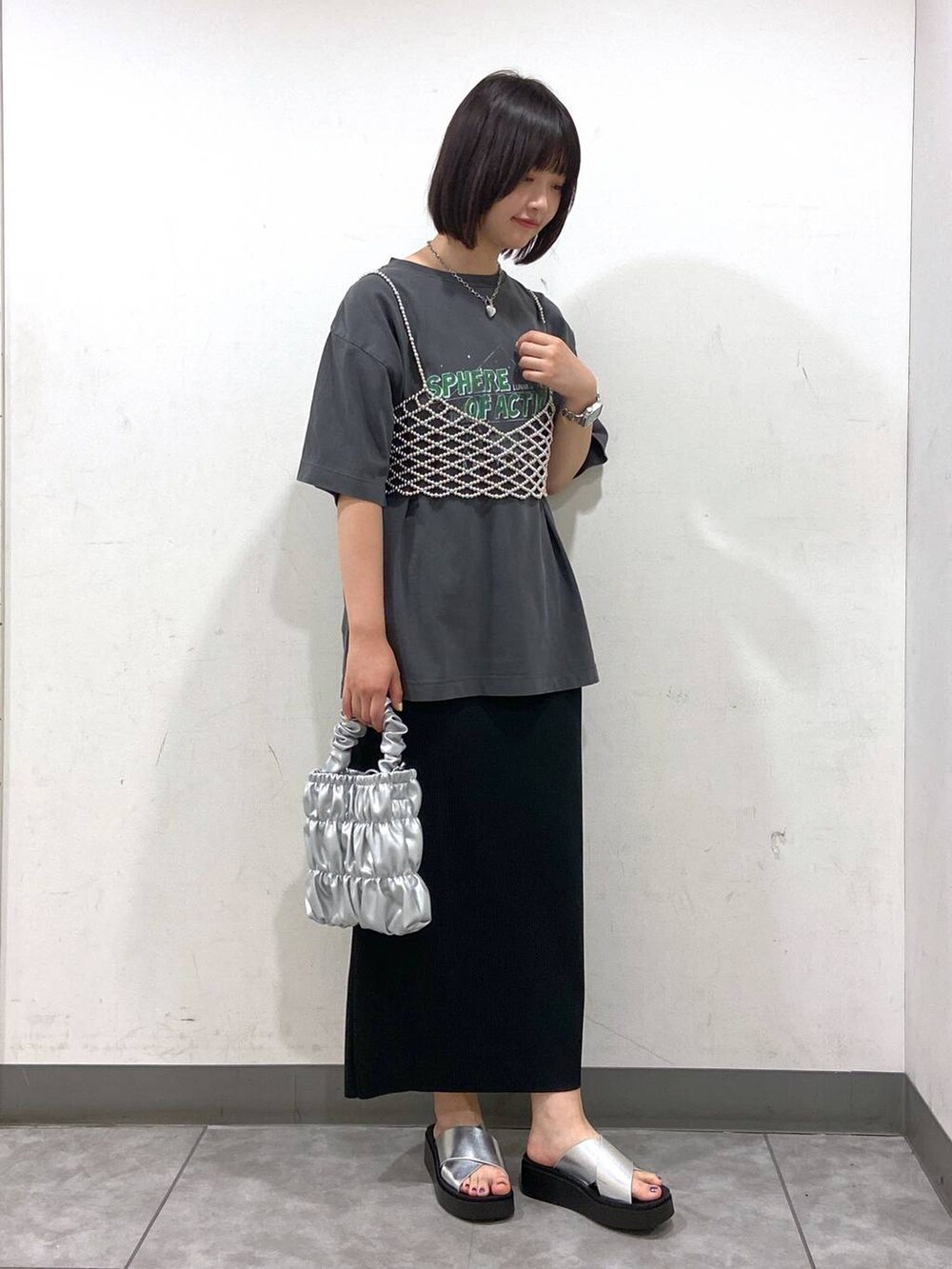 「夏コーデ、カジュアル、体型カバー、着痩せ・細見え、デート/ロマンティック、ローリーズスタイル_LOWRYS FARM、ロングスカート、LOWRYS FARM、Tシャツ、ビスチェ、サンダル」|「LOWRYS FARMのカットリブタイトスカート 103920(スカート、ブラック系)」を使った、まなみんさん(レディース・164cm)の夏コーディネートの2枚目の写真
