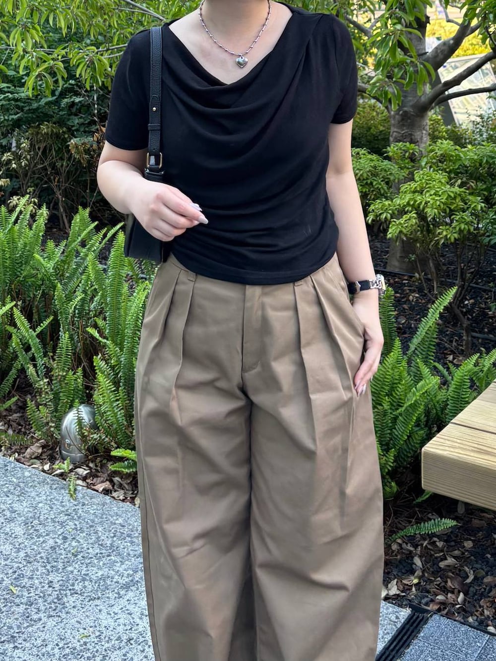 ブラック系のTシャツ/カットソーを着用したレディースの春コーディネートの3枚目の写真