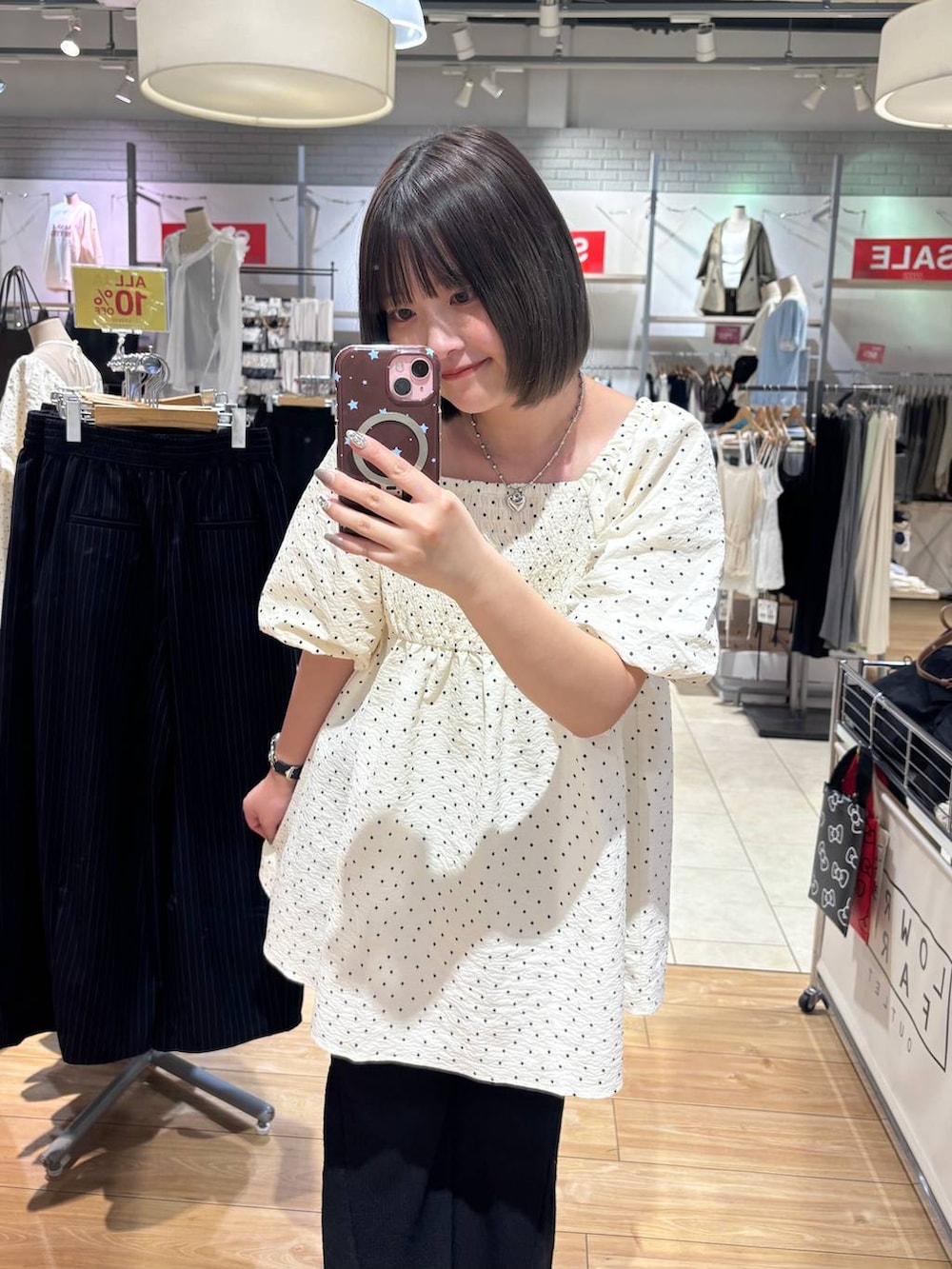 ホワイト系のサンダル、ブラック系のその他パンツ、その他のシャツ/ブラウスを着用したレディースの夏コーディネートの2枚目の写真