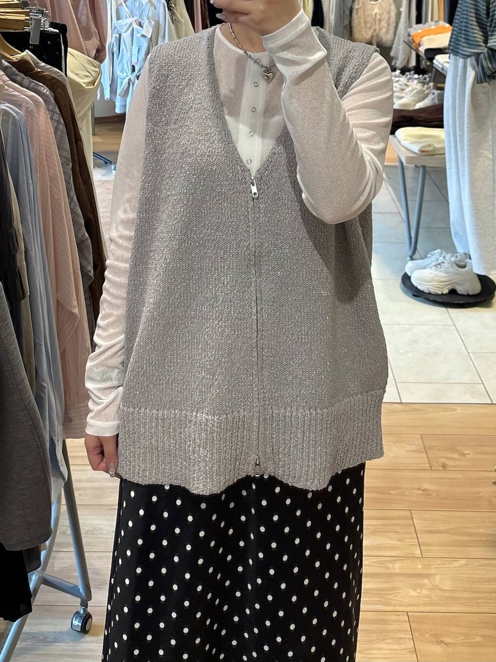 ブラック系のスカート、ブラック系のローファー、ホワイト系のTシャツ/カットソーを着用したレディースの春コーディネートの2枚目の写真