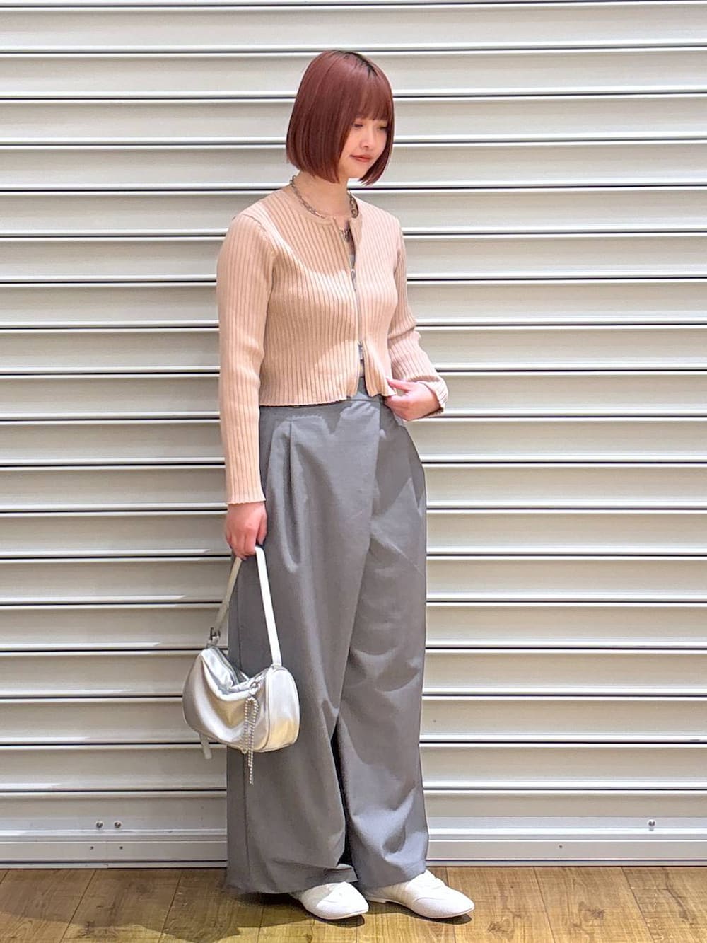 ピンク系のカーディガン/ボレロ、シルバー系のトートバッグ、シルバー系のタンクトップを着用したレディースの春コーディネートの2枚目の写真