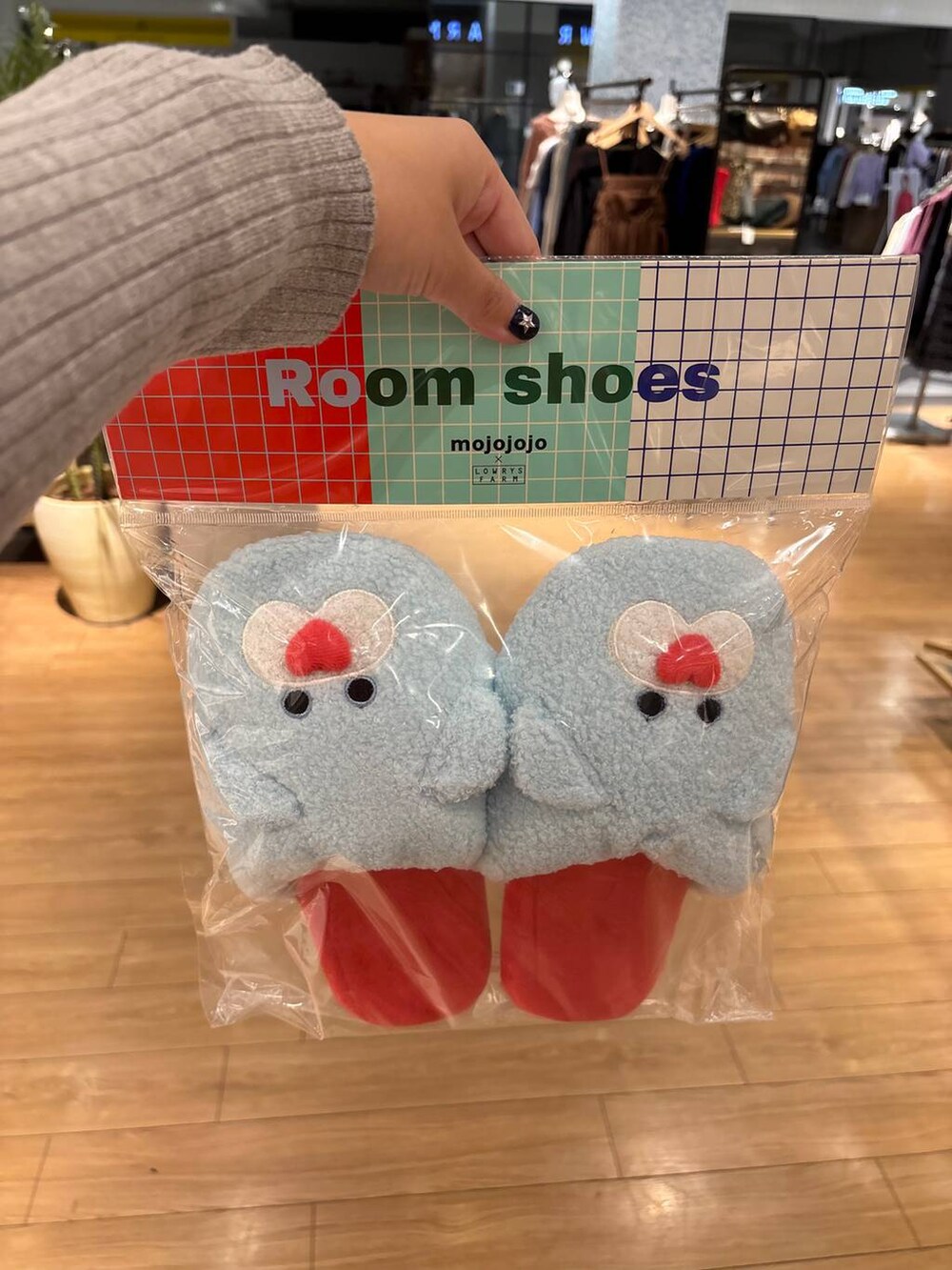 レッド系のルームシューズ/スリッパ、ブルー系のルームシューズ/スリッパ、ホワイト系のルームシューズ/スリッパを着用したレディースの秋コーディネートの2枚目の写真