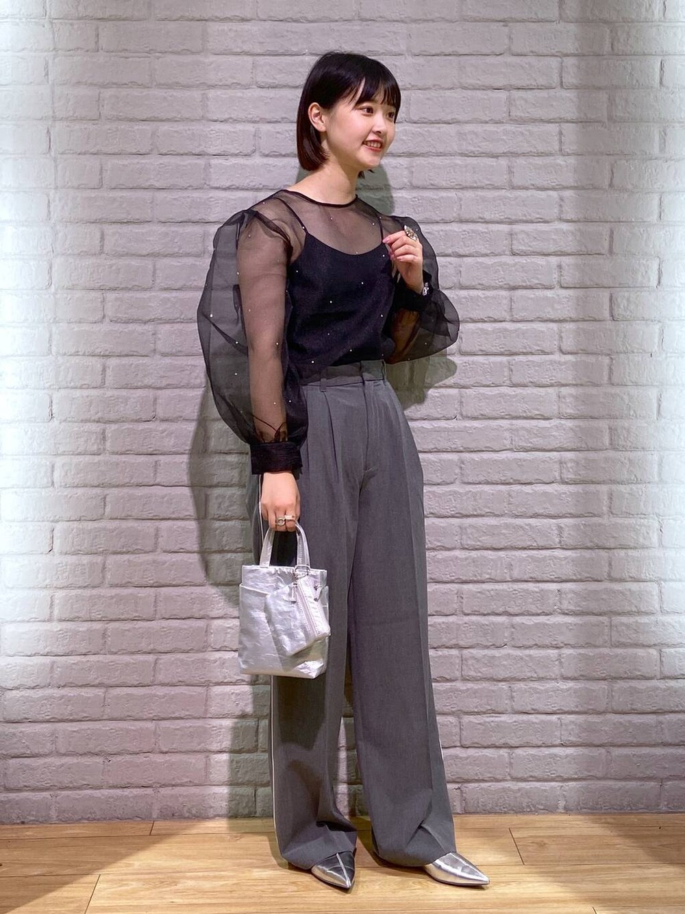 ブラック系のキャミソール、グレー系のその他パンツ、シルバー系のパンプスを着用したレディースの秋コーディネートの2枚目の写真