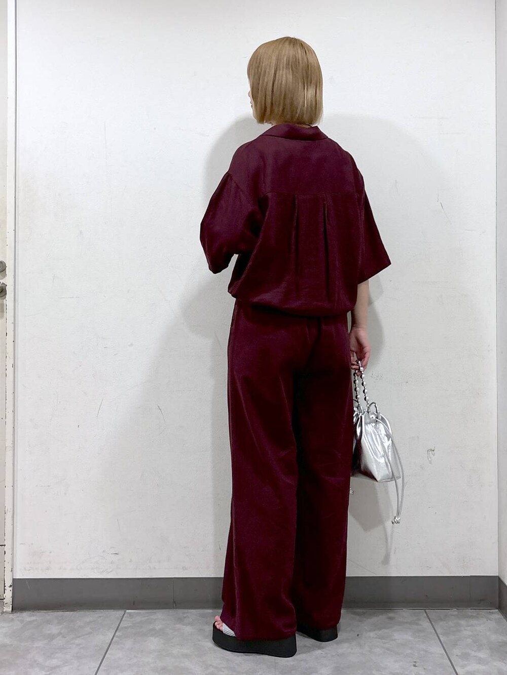 ブラック系のサンダル、ブラック系のタンクトップ、ブラック系のショルダーバッグを着用したレディースの夏コーディネートの3枚目の写真