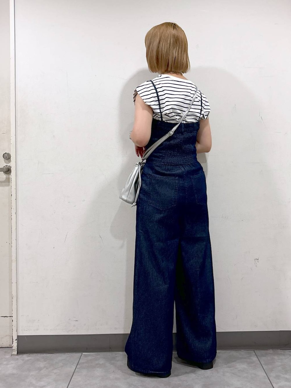 シルバー系のサンダル、シルバー系のショルダーバッグ、ブラック系のTシャツ/カットソーを着用したレディースの夏コーディネートの3枚目の写真