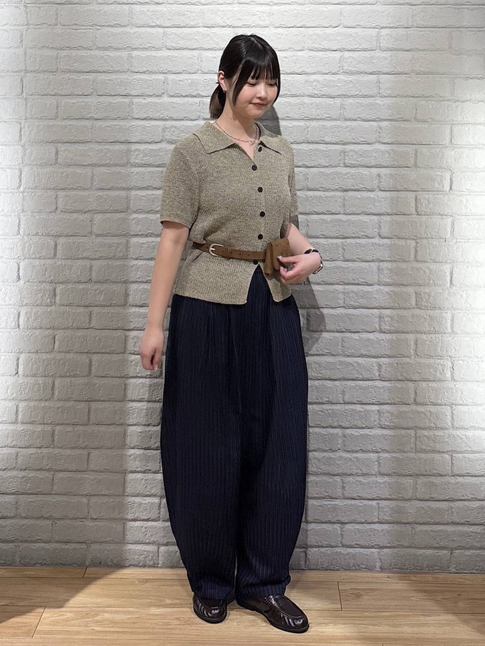 ブラウン系のその他パンツ、ブラック系のローファー、ベージュ系のTシャツ/カットソーを着用したレディースの春コーディネートの2枚目の写真