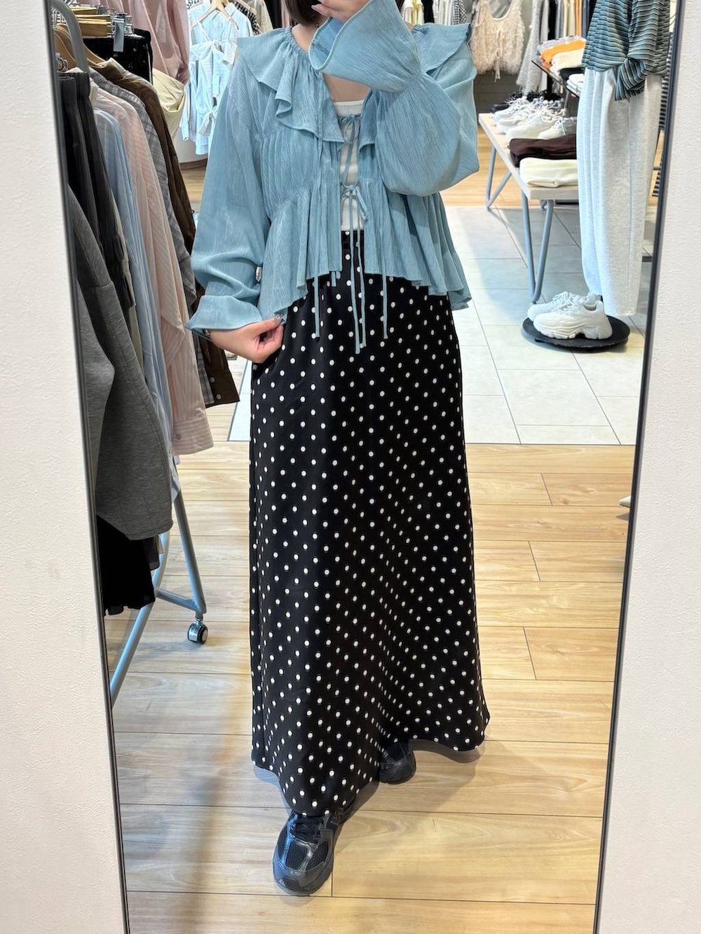 ブラック系のスカート、ブルー系のシャツ/ブラウスを着用したレディースの春コーディネートの3枚目の写真