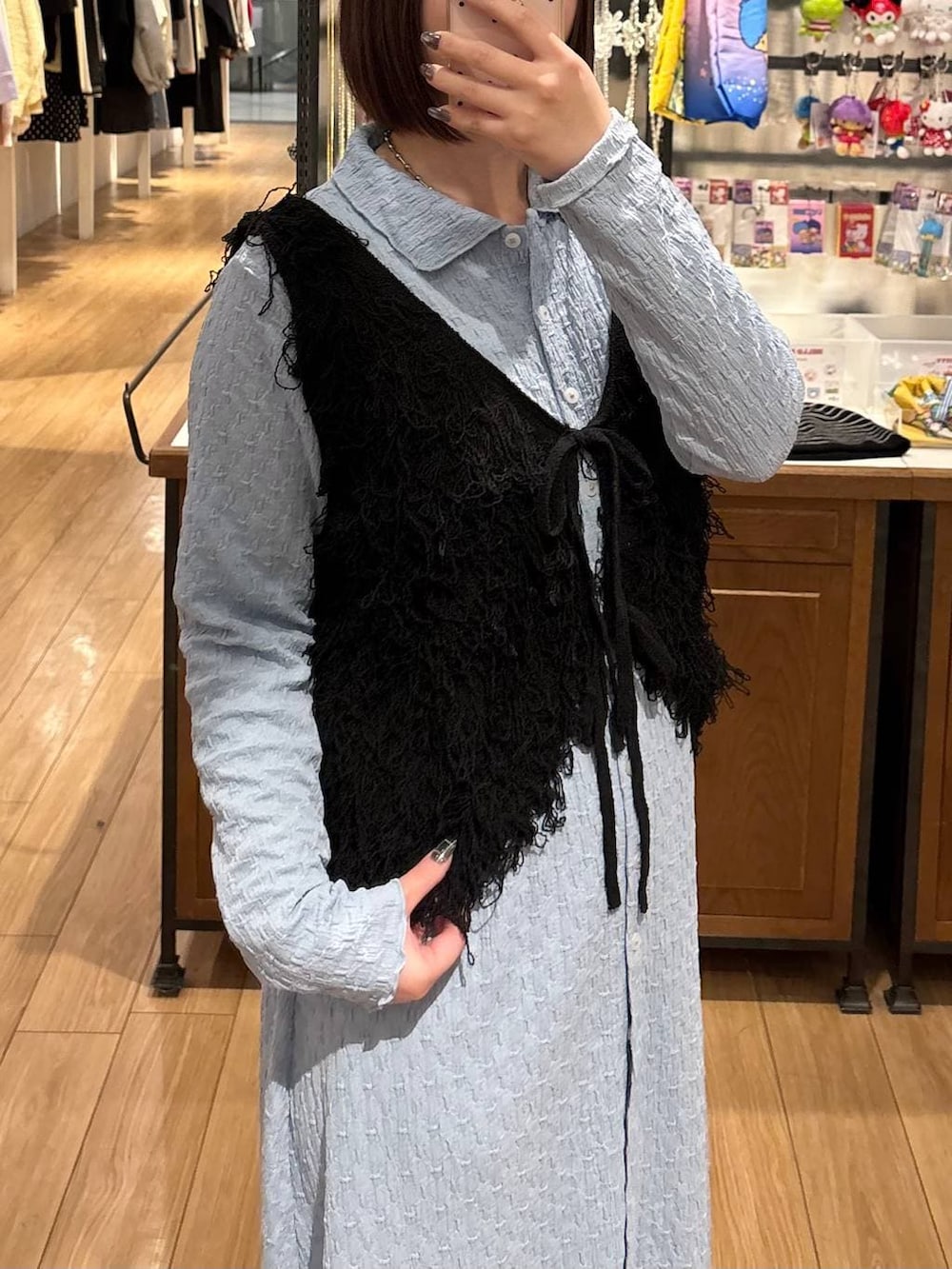 ブラック系のパンプス、ホワイト系のその他パンツ、ブルー系のワンピースを着用したレディースの春コーディネートの3枚目の写真