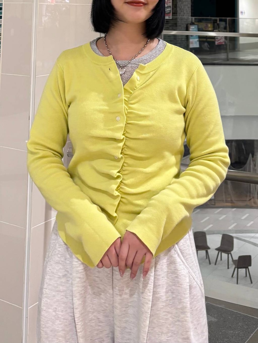 グレー系のスウェットパンツ、イエロー系のカーディガン/ボレロを着用したレディースの春コーディネートの3枚目の写真