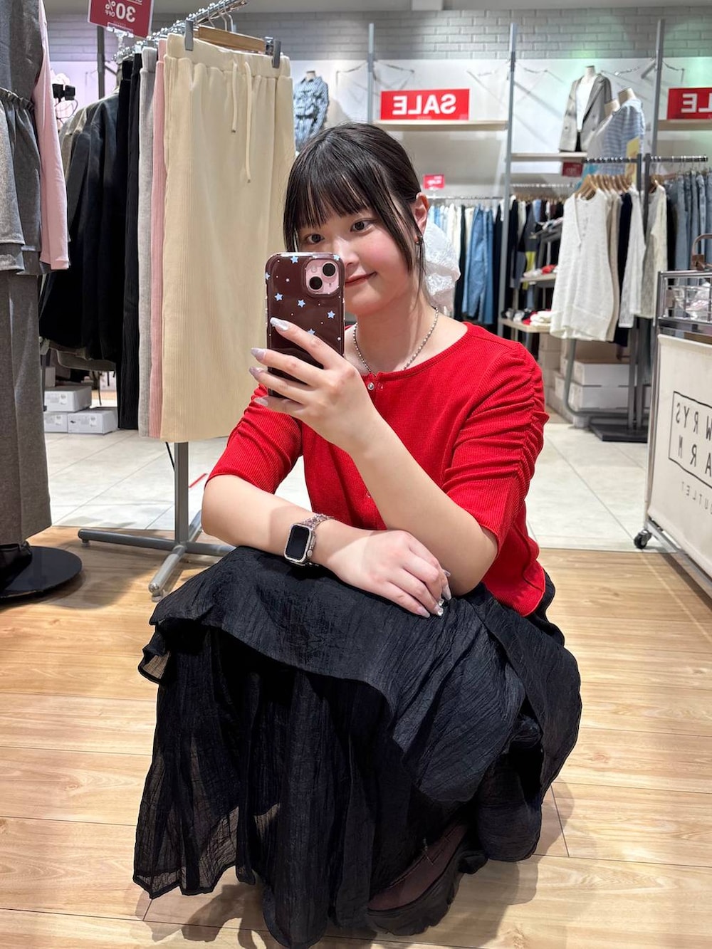 ブラウン系のローファー、レッド系のTシャツ/カットソー、ブラック系のスカートを着用したレディースの春コーディネートの3枚目の写真