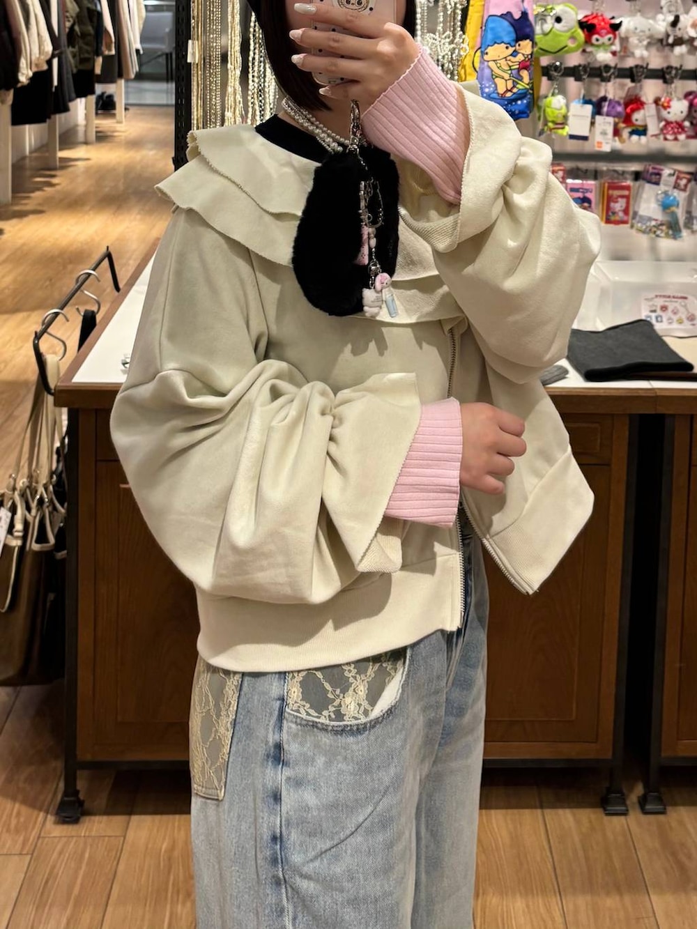 ブルー系のニット/セーター、ブルー系のデニムパンツ、ブラック系のローファーを着用したレディースの冬コーディネートの2枚目の写真