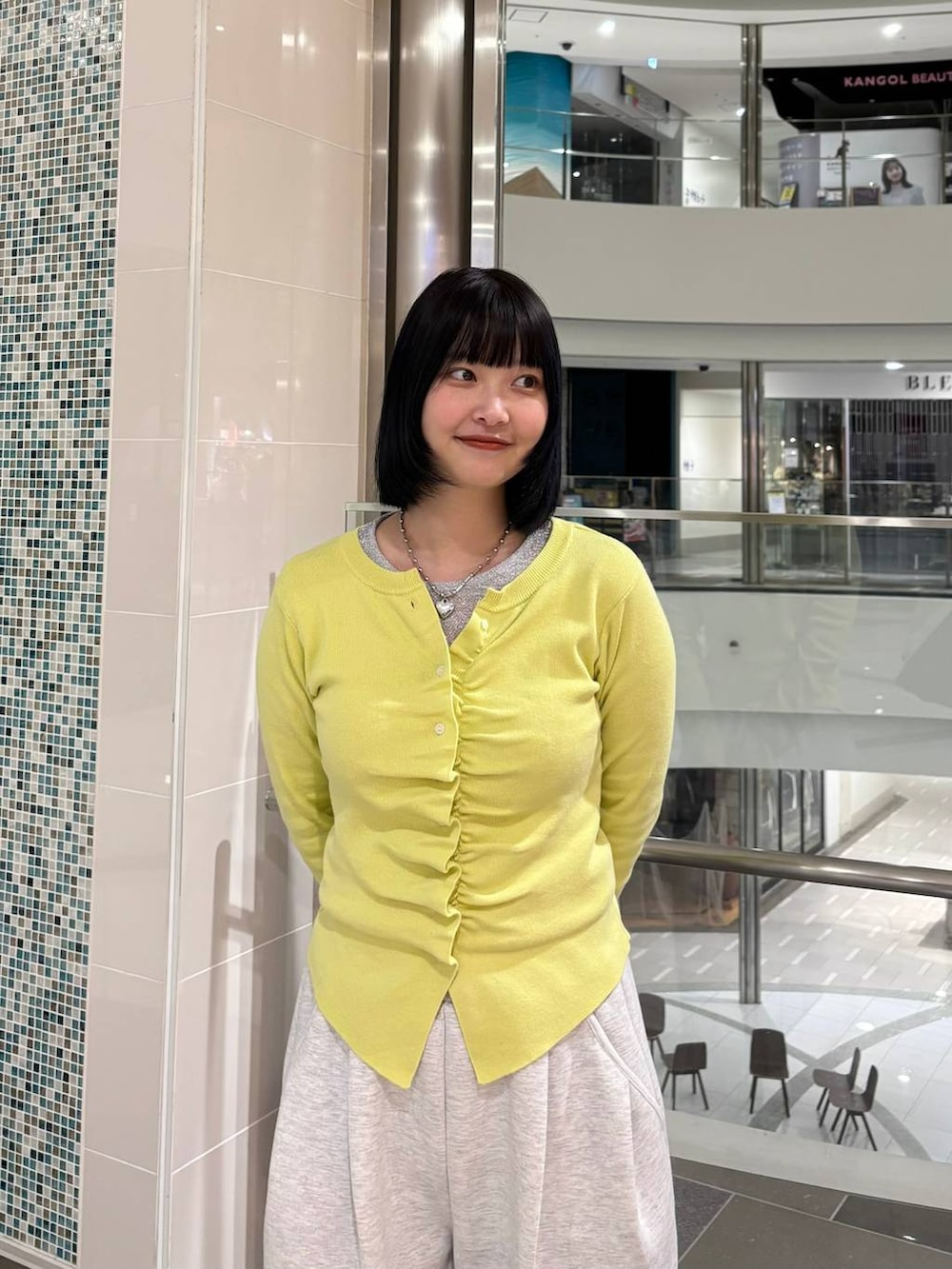 グレー系のスウェットパンツ、イエロー系のカーディガン/ボレロを着用したレディースの春コーディネートの2枚目の写真