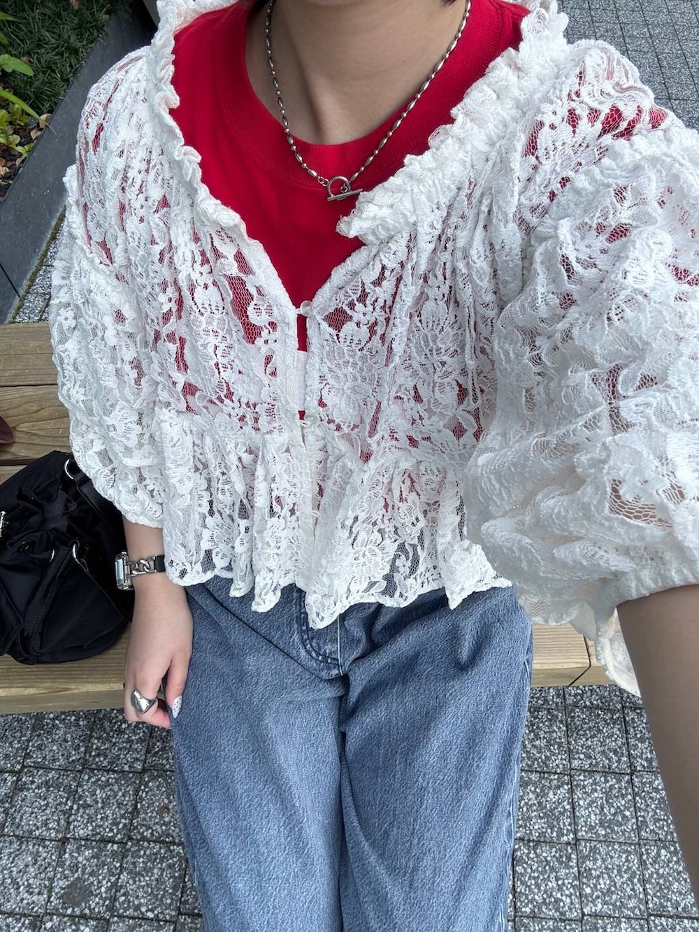 ブルー系のデニムパンツ、ホワイト系のシャツ/ブラウスを着用したレディースの春コーディネートの4枚目の写真