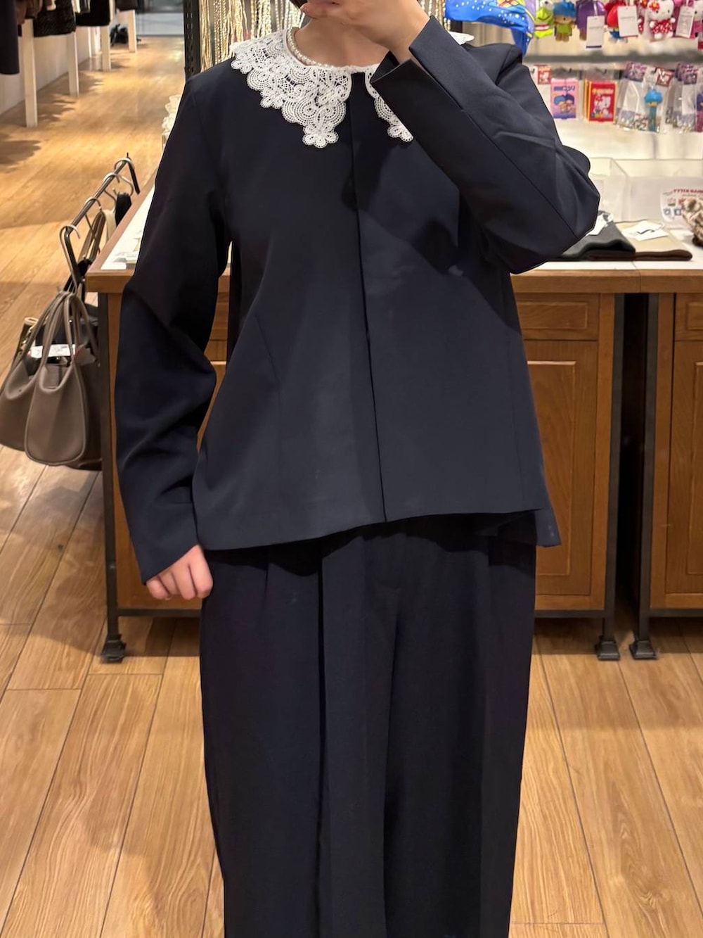 ブラック系のブーツ、ブルー系のスラックス、ブルー系のテーラードジャケットを着用したレディースの冬コーディネートの3枚目の写真