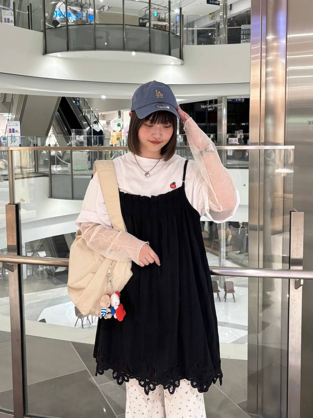 ホワイト系のその他パンツ、ブラック系のワンピース、ホワイト系のショルダーバッグを着用したレディースの春コーディネートの2枚目の写真