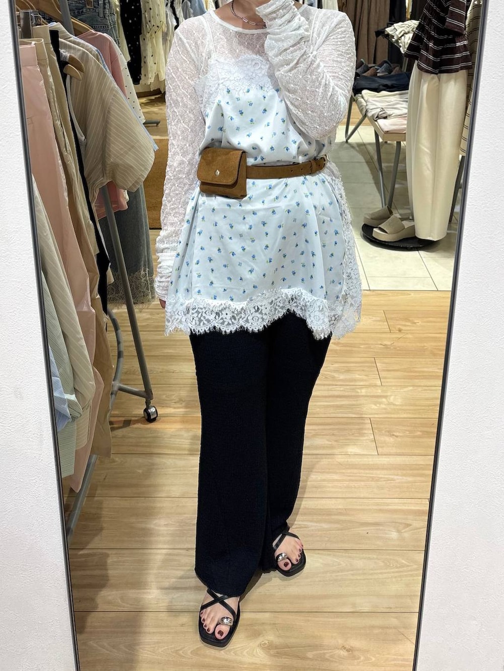 ホワイト系のTシャツ/カットソー、その他のキャミソール、ブラック系のその他パンツを着用したレディースの夏コーディネートの3枚目の写真