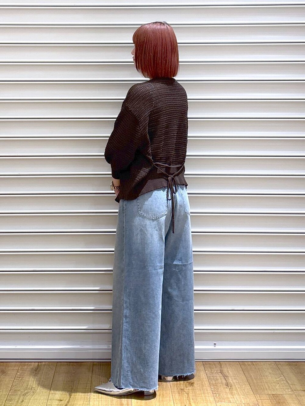 シルバー系のトートバッグ、シルバー系のパンプス、ホワイト系のタンクトップを着用したレディースの春コーディネートの3枚目の写真