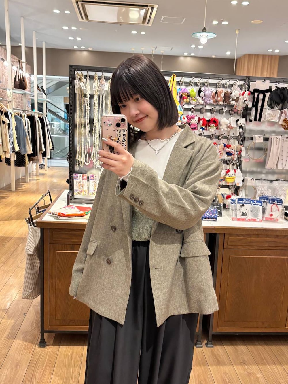 ブラック系のその他パンツ、ブラウン系のテーラードジャケット、ブラウン系のローファーを着用したレディースの春コーディネートの2枚目の写真