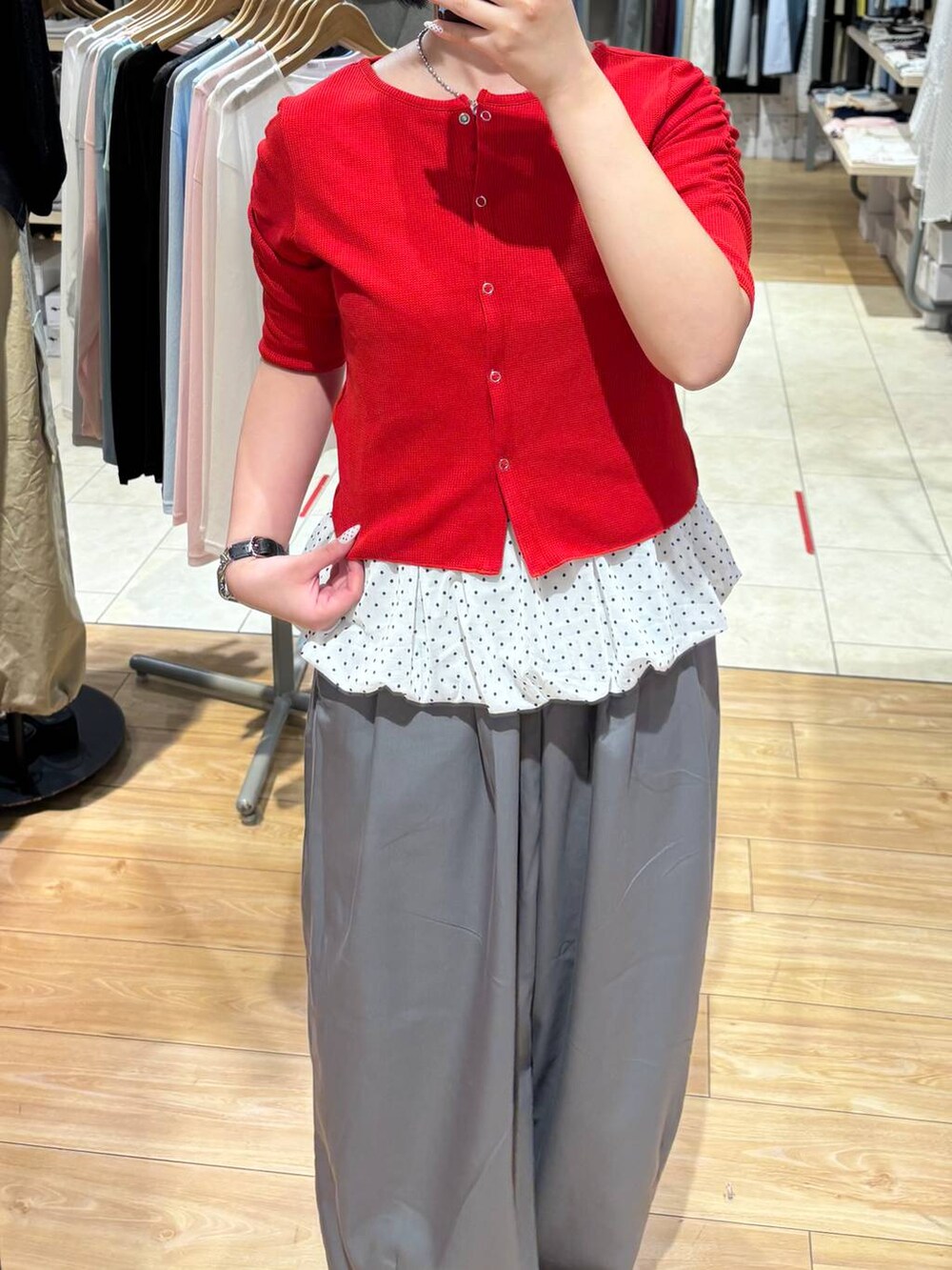 グレー系のその他パンツ、ブラック系のパンプス、レッド系のTシャツ/カットソーを着用したレディースの春コーディネートの2枚目の写真