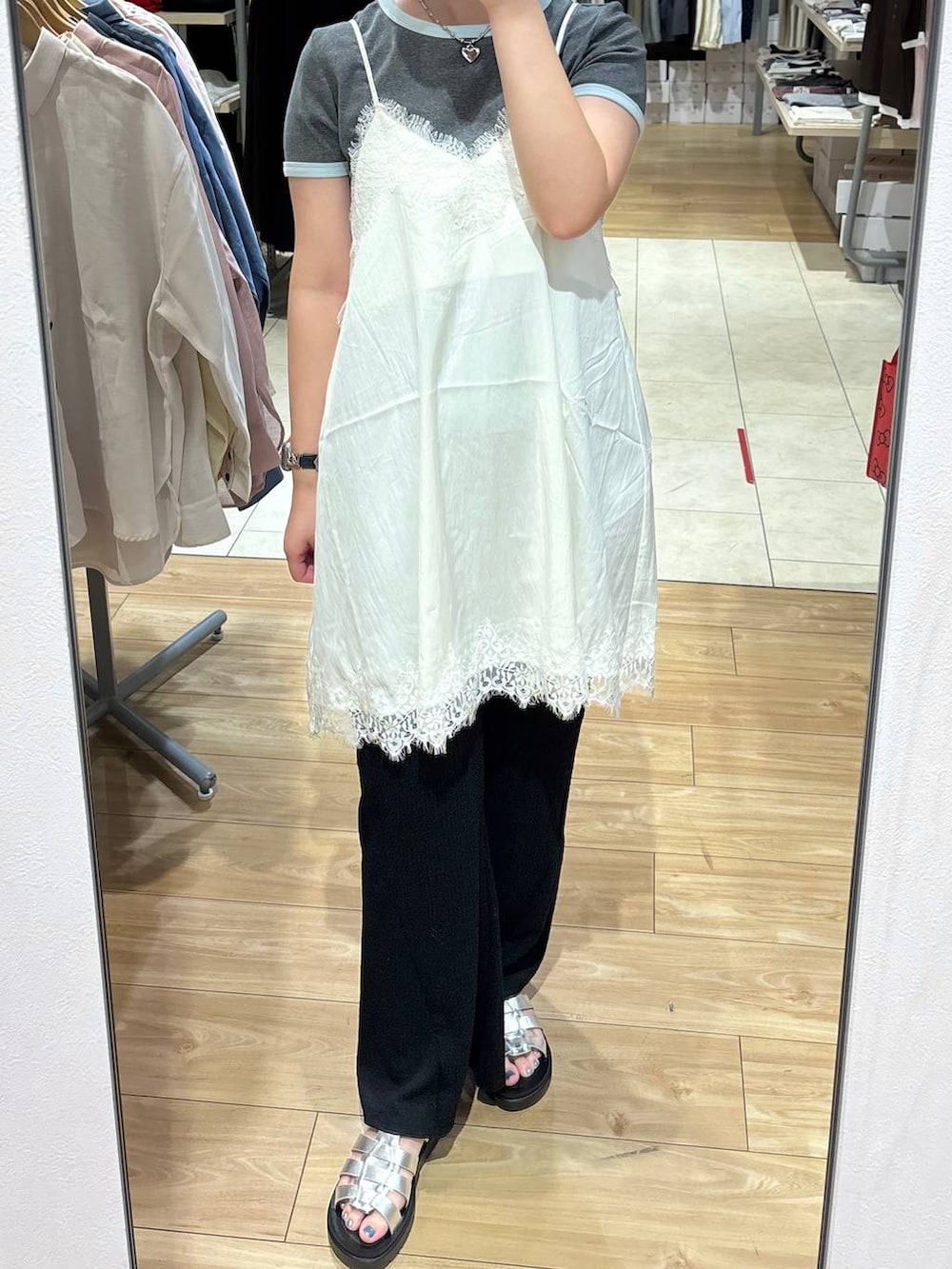 シルバー系のサンダル、グレー系のTシャツ/カットソー、ブラック系のその他パンツを着用したレディースの春コーディネートの3枚目の写真