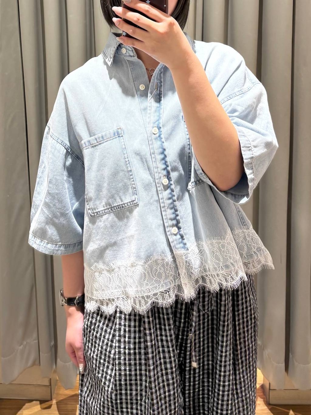 シルバー系のサンダル、ブラック系のその他パンツ、ブルー系のシャツ/ブラウスを着用したレディースの春コーディネートの2枚目の写真