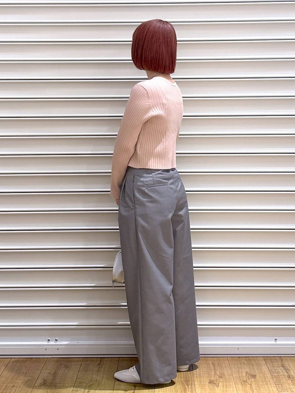 ピンク系のカーディガン/ボレロ、シルバー系のトートバッグ、シルバー系のタンクトップを着用したレディースの春コーディネートの3枚目の写真