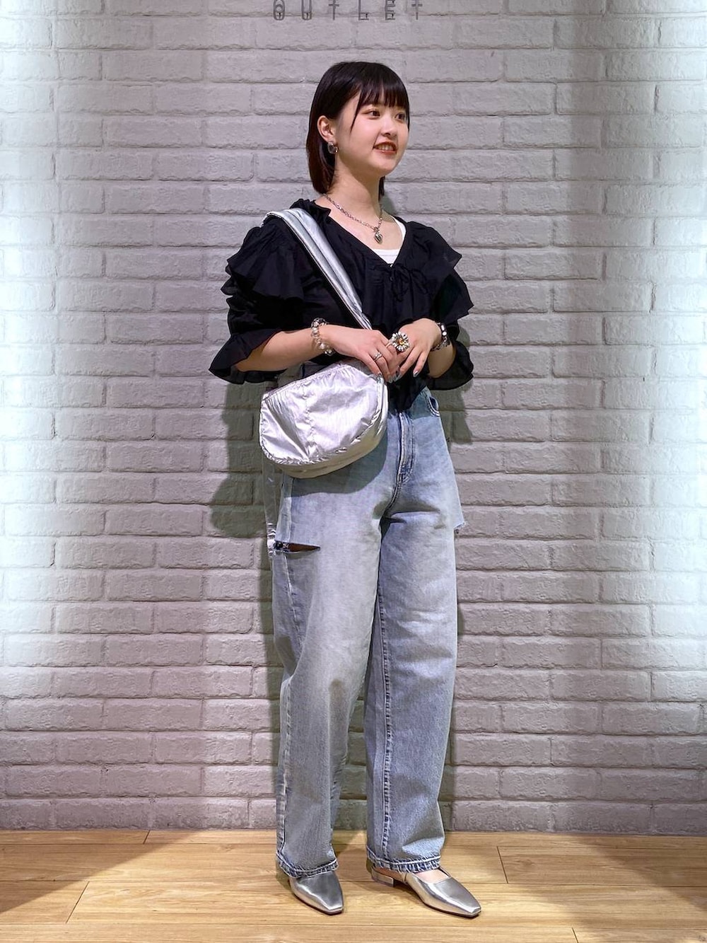 ホワイト系のタンクトップ、ブルー系のデニムパンツ、ブラック系のシャツ/ブラウスを着用したレディースの秋コーディネートの2枚目の写真