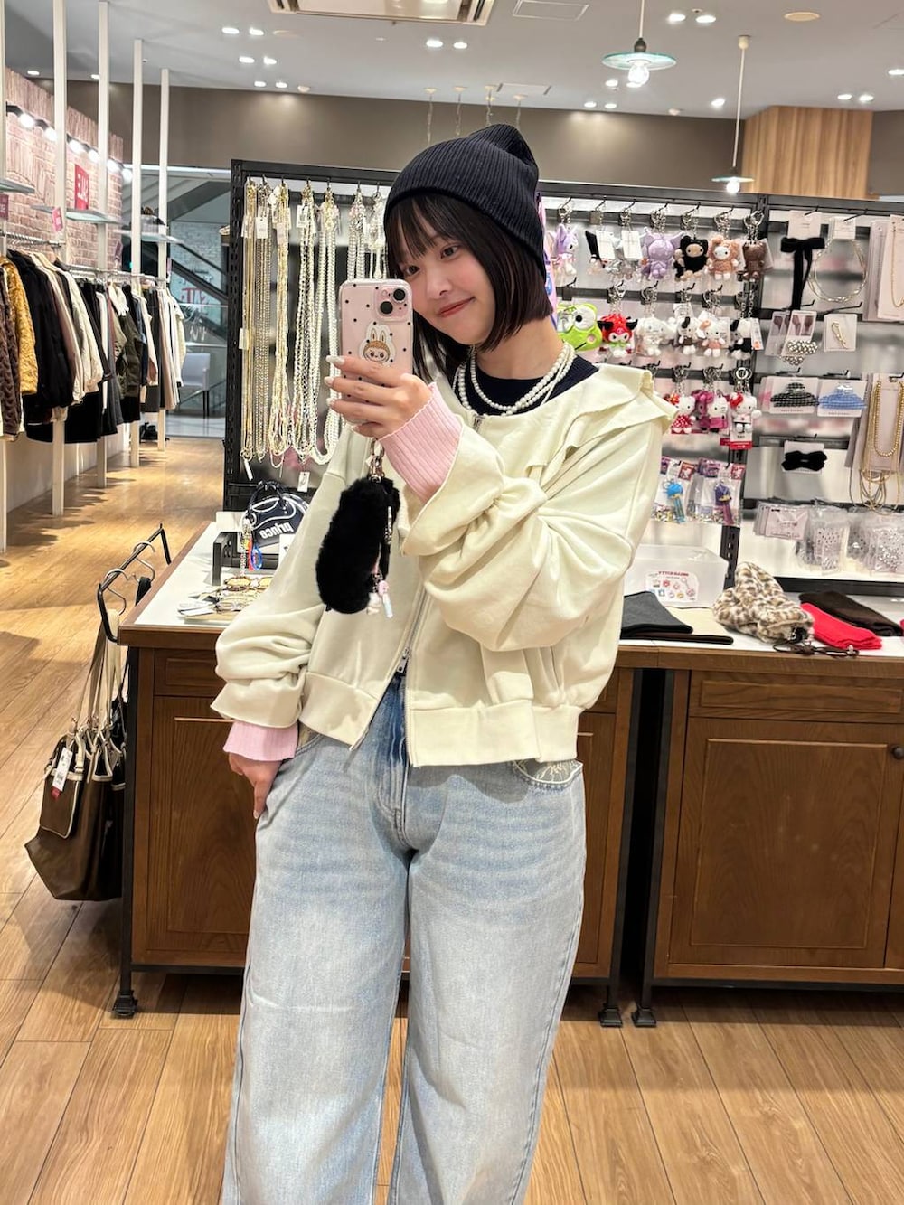 ブルー系のニット/セーター、ブルー系のデニムパンツ、ブラック系のローファーを着用したレディースの冬コーディネートの3枚目の写真