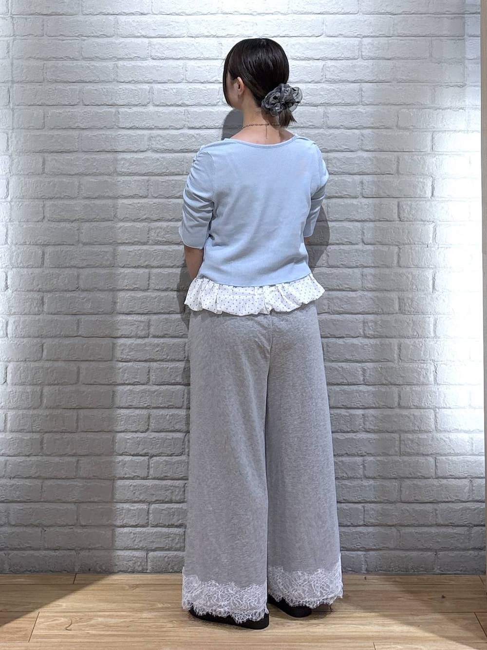 ホワイト系のサンダル、ブルー系のTシャツ/カットソー、グレー系のスウェットパンツを着用したレディースの夏コーディネートの3枚目の写真