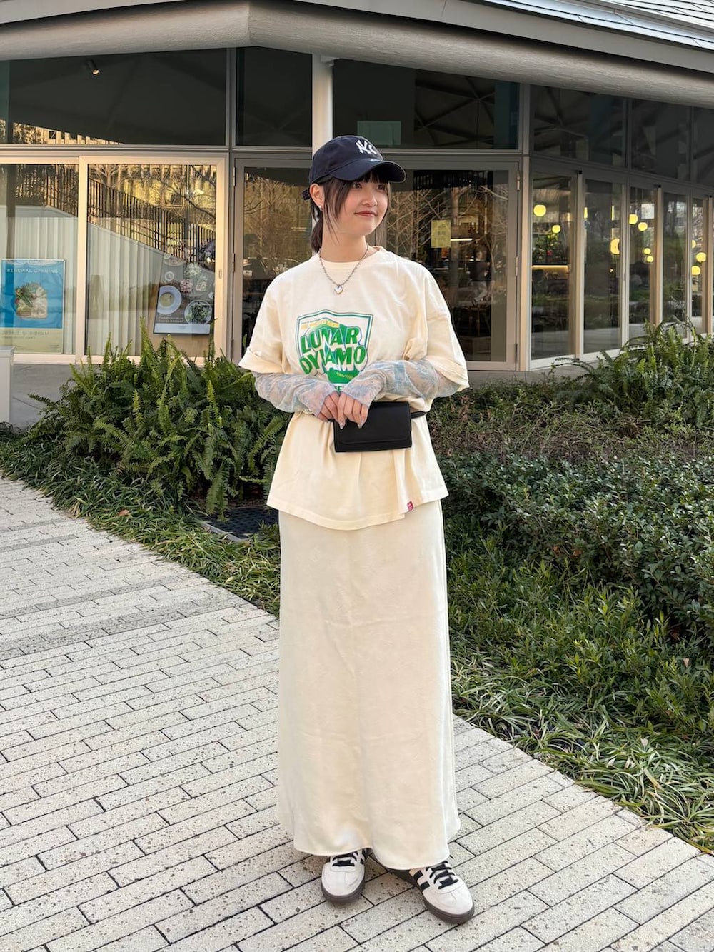 ホワイト系のスカートを着用したレディースの春コーディネートの2枚目の写真