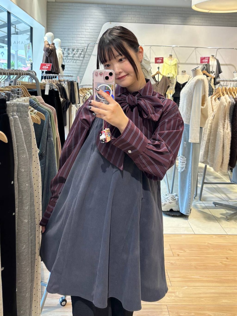 グレー系のスカート、ブラック系のその他パンツ、レッド系のシャツ/ブラウスを着用したレディースの秋コーディネートの2枚目の写真